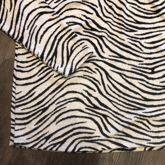 Anthropologie (M) Maeve Zebra-Striped V-neck Knit Top - Picture 8 of 12